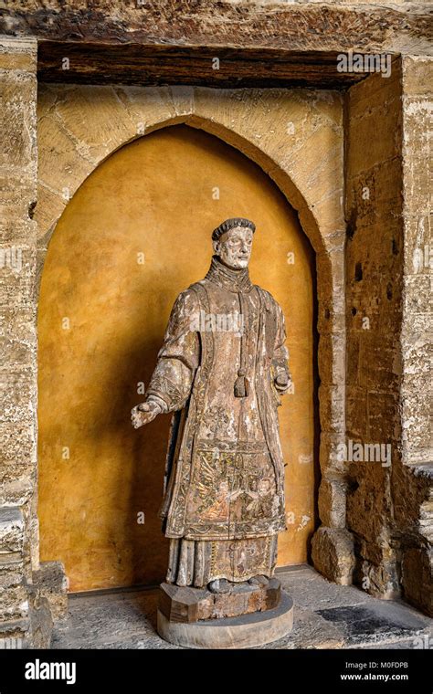 Estatua De Madera Antigua En El Nicho Del Claustro De La Catedral De La