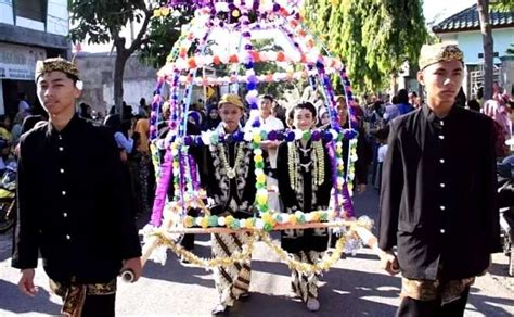 Komantan Korong Tradisi Pernikahan Masyarakat Asembagus Situbondo