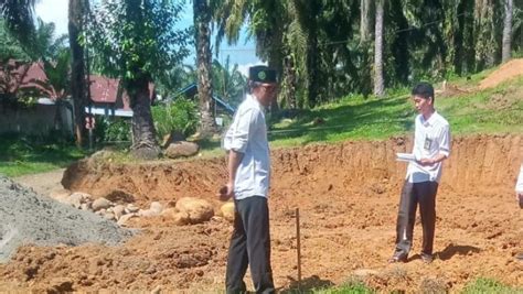 Plt Kepala KUA Kecamatan Seluma Ukur Arah Kiblat Masjid Baru