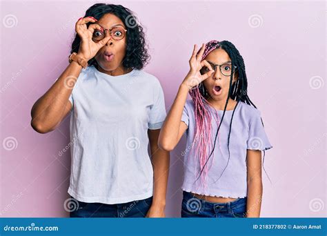 Hermosa Madre E Hija Afroamericana Vistiendo Ropa Casual Y Gafas