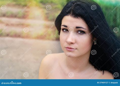 Bella Giovane Donna Con Le Spalle Nude Immagine Stock Immagine Di Casuale Caucasico