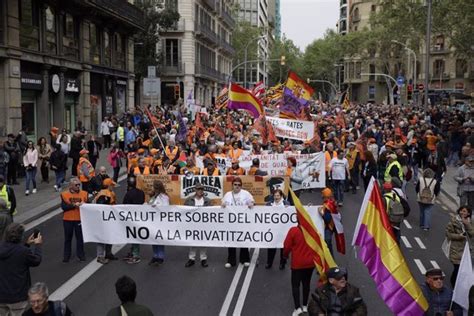 Unas 2 500 personas se manifiestan en Barcelona por una sanidad pública