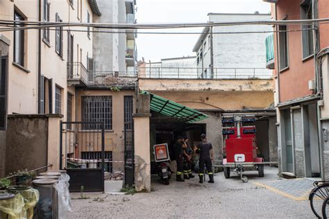 Crolla Palazzina In Ristrutturazione A Milano Primopiano Ansa It