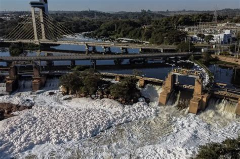 Espuma tóxica parecida a la nieve invade un río en Brasil