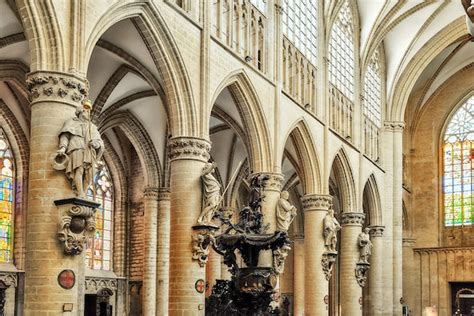 Dentro De La Catedral De San Miguel Y Santa Gudula Es Una Iglesia