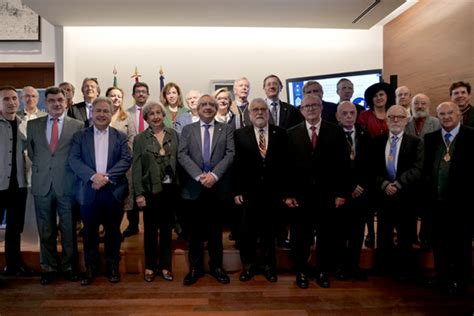 La Universidad Recibe La Medalla De Honor De La Real Academia De