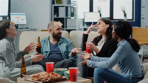 Groupe Diversifié De Collègues De Travail Jouant Des Charades Avec Des