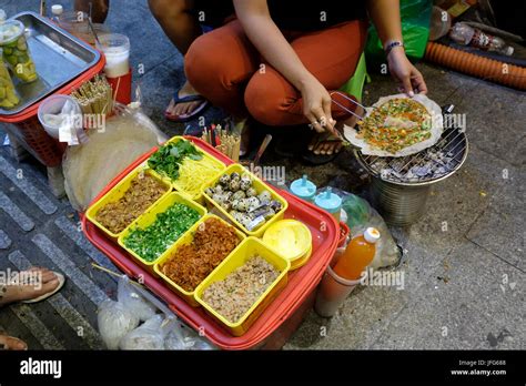 Vietnamesischer Streetfood Stand Fotos Und Bildmaterial In Hoher