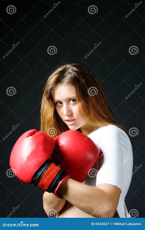 Muchacha Con Los Guantes De Boxeo Rojos Imagen De Archivo Imagen De