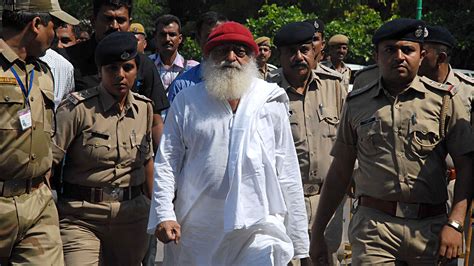 India Asaram Bapu Condenan a cadena perpetua al gurú indio Asaram