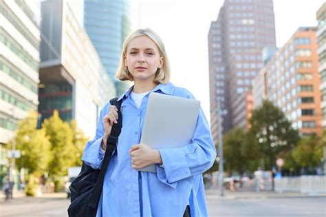 Retrato De Una Joven Estudiante Universitaria Confiada Con Mochila Y