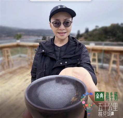 63岁宋丹丹被偶遇，和老伴秦皇岛旅游，儿子媳妇负责带孩子