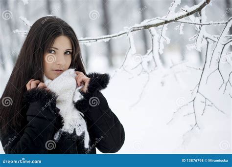 Muchacha Hermosa En Bosque Del Invierno Foto De Archivo Imagen De