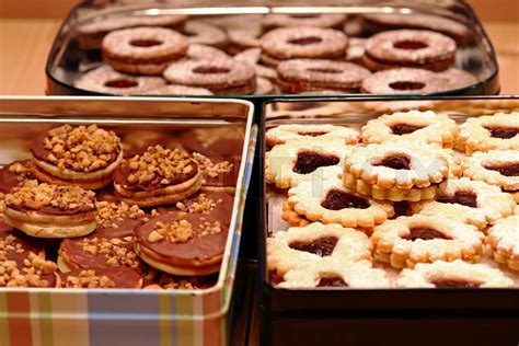 Plätzchen und Kekse in Blechdosen Blechdosen mit Weihnachtsgebäck