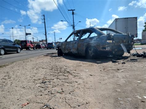 Automóvel fica destruído após pegar fogo na Avenida Perimetral em