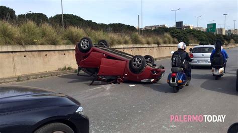 Incidente In Viale Regione Siciliane Auto Si Ribalta Tre Feriti