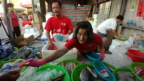 阿源嫌客人買太少 客人說買少一點每個禮拜來看你還不好 台中大雅市場 海鮮叫賣哥阿源 Taiwan Seafood Auction Youtube