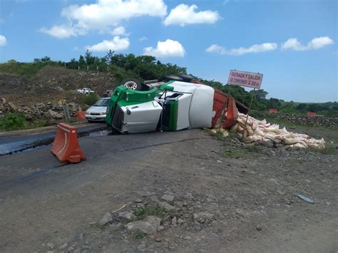 Vuelca tráiler con 20 toneladas de maíz