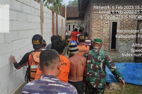 Tim Sar Temukan Korban Meninggal Terseret Ombak Di Pantai Pandeglang