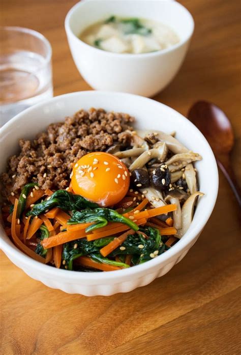 我が家の秋のビビンバ丼。 定番の肉そぼろと野菜ナムル、そして旬のきのこの炒めナムルもたっぷりのせて。 具沢山で栄養も満点！お好みでコチュジャン