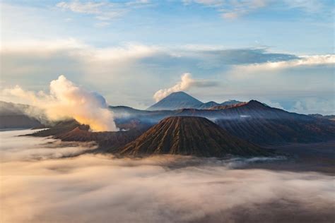 Volcán bromo y monte batok gunung batok con humo nublado temprano en la