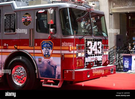 Fdny parade firemen hi-res stock photography and images - Alamy