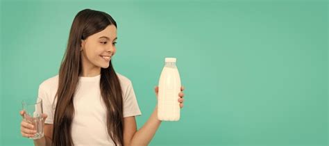 Yaourt pour le petit déjeuner enfant heureux tenir le verre et la