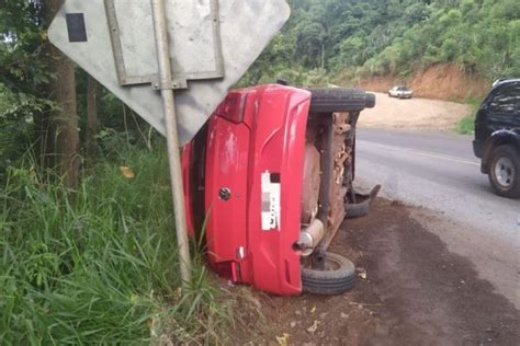 Saída de pista seguida de capotamento é registrada na SC 155 em Xanxerê