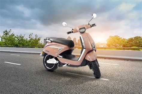 New solar-powered Vayve Eva launched at ₹3.25 lakh at Auto Expo 2025 ...