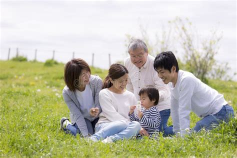 Famiglia Giapponese Di Tre Generazioni Fotografia Stock Immagine Di