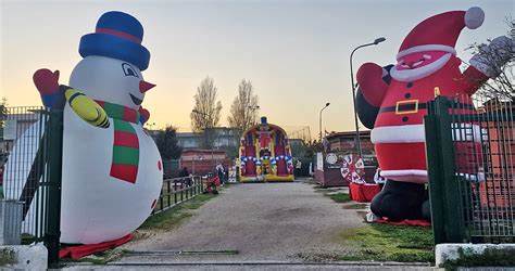 Babbo Natale Gigante Gonfiabile Noleggio Mascotte E Gonfiabili