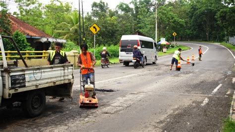 Jalan Jalan Rusak Di Kulon Progo Diperbaiki Tahun Pakai Anggaran