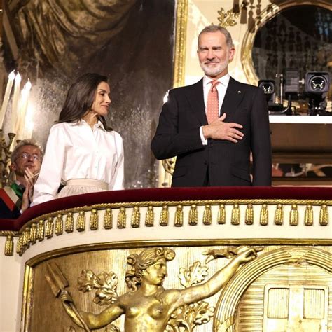 La Reina Letizia Visita Por Sorpresa La Feria Del Libro De Madrid