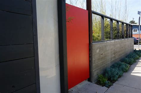 Rosewood Wire Mesh Fencing With Gates Contemporain Entrée Los Angeles Par Harwell