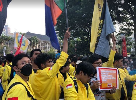 Susul Buruh Demo Tolak Bbm Ribuan Mahasiswa Ui Banjiri Patung Kuda