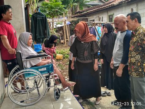 Penyandang Disabilitas Desa Ciberung Terima Bantuan Kursi Roda