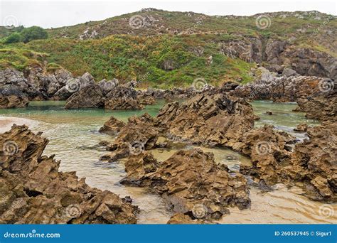 Rocas En La Playa De Barro Asturias Imagen De Archivo Imagen De Roca