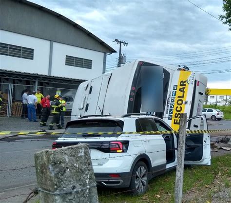 Nibus Escolar Caminh O E Carro Se Envolvem Em Grave Acidente Em