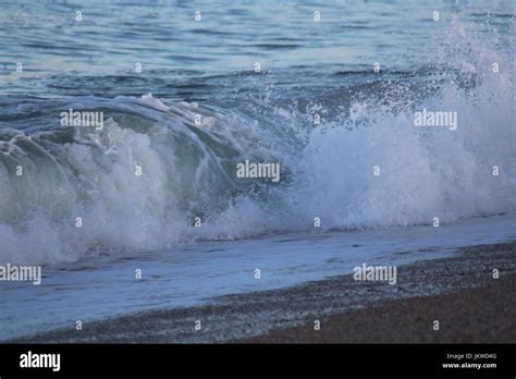 Ocean wave sounds hi-res stock photography and images - Alamy