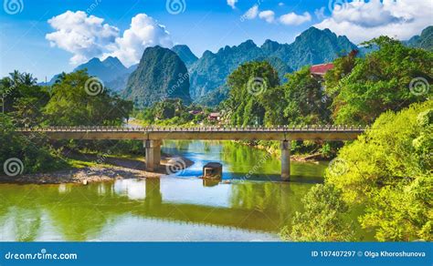 Paisagem Surpreendente Do Rio Entre Montanhas Laos Panorama Imagem De