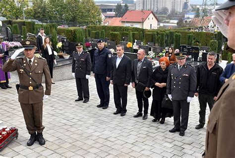 Polo Eni Vijenci I Zapaljene Svije E Na Groblju Sv Ilije Foto