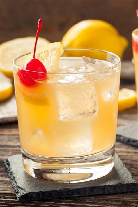 20 Easy Sour Cocktails To Tickle Your Tastebuds - Insanely Good