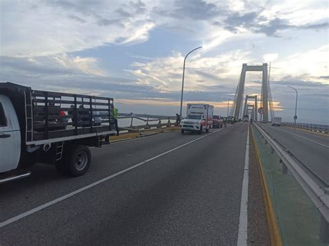 Un Veh Culo Cay Al Lago De Maracaibo Desde El Puente General Rafael