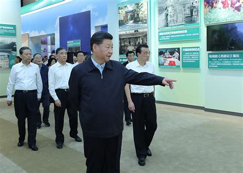 习近平在参观“伟大历程 辉煌成就——庆祝中华人民共和国成立70周年大型成就展”时强调 高举旗帜团结一致锐意进取 为夺取新时代中国特色社会主义