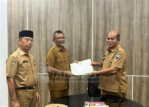 Sekda Manokwari Serahkan Sk Plt Kepala Bappeda Dan Staf Ahli Bupati