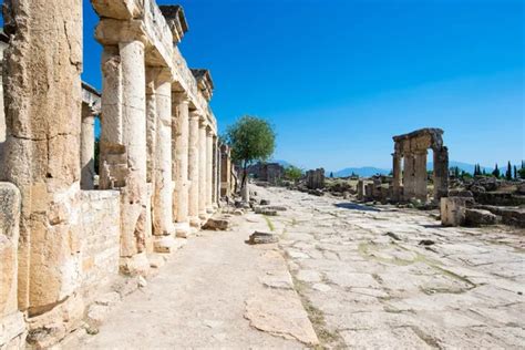 Ancient ruins in Hierapolis, Pamukkale, Turkey. — Stock Photo ...