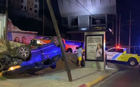 Conductora Vuelca Sobre Avenida Colinas De San Jer Nimo En Monterrey