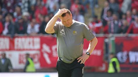 Saarbr Cken Coach Uwe Koschinat Das Tut Unfassbar Weh Kicker