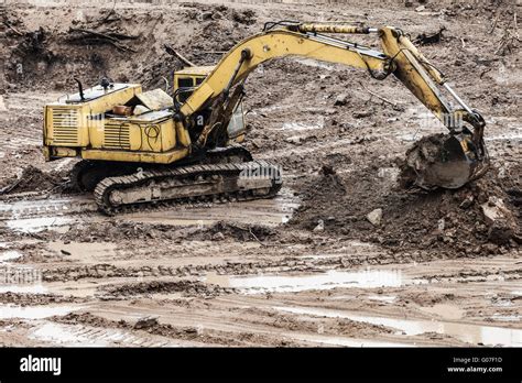 Digging excavator machine at building construction Stock Photo - Alamy