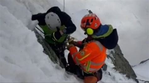 Sei Alpinisti Recuperati A Mila Metri Sul Monviso Con Loro Un Cane